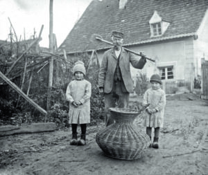 Devant Michel Uhl, une  corbeille en osier (« Bülla » ) qui permettait de conserver les poissons vivants dans l’eau. (1932)